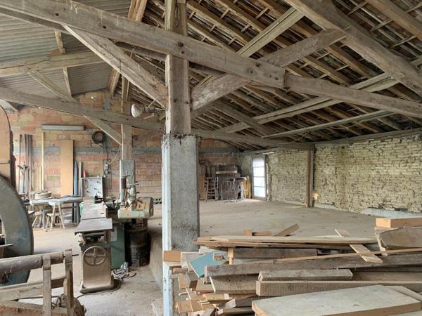 Atelier, garage, jardin et bâtiment à usage d'habitation à restaurer entièrement