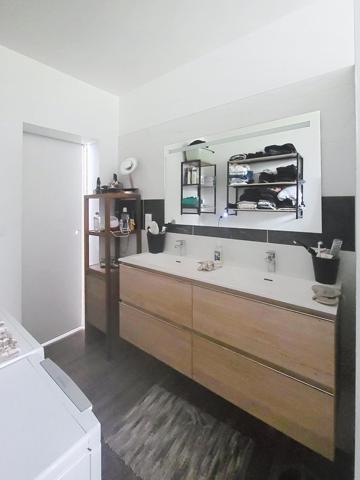 Une maison où il fait bon vivre, entre nature et confort moderne