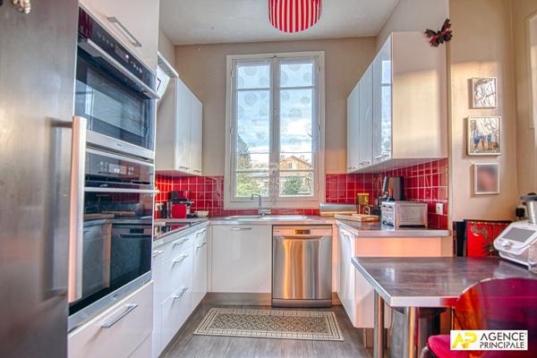Versailles Rive-Droite Maison 8 pièces 290 m² au sol sur parcelle de 500 m² avec grand garage. 2 390 000 € **  - Référence  28348
