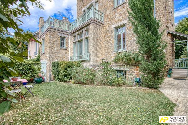 Versailles Rive-Droite Maison 8 pièces 290 m² au sol sur parcelle de 500 m² avec grand garage. 2 390 000 € **  - Référence  28348