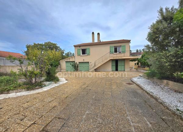 Maison traditionnelle non mitoyenne en impasse – 178,33 m² avec garages et fort potentiel à Istres