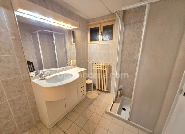 Maison traditionnelle non mitoyenne en impasse – 178,33 m² avec garages et fort potentiel à Istres
