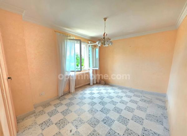 Maison traditionnelle non mitoyenne en impasse – 178,33 m² avec garages et fort potentiel à Istres