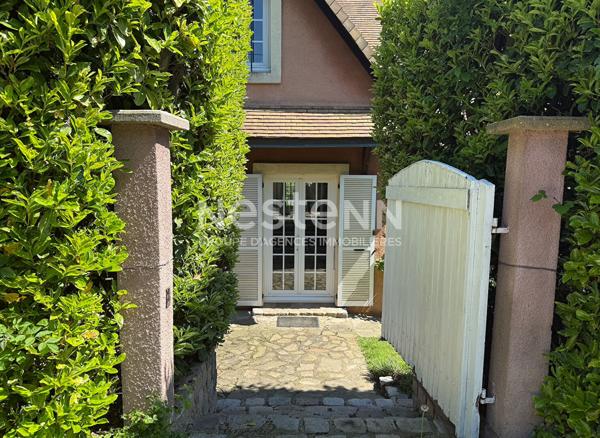 Ecully Maison de charme de 150m2 avec 4 chambres dont 1 en sous sol,  jardin et piscine