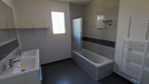 MAISON RECENTE DANS PETIT VILLAGE PROCHE OLORON