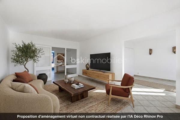 Découvrez cet appartement spacieux et fonctionnel, offrant un cadre de vie idéal alliant confort et proximité des commodités.

L'entrée dessert un séjour baigné de lumière de 17 m² avec un agréable balcon exposé SUD une première pièce offrant de multiples possibilités (chambre, bureau, salle de jeux, etc), ainsi qu'une grande cuisine fermée.
Le couloir mène à l'espace nuit composé de deux autres chambres de 10 m² et 12 m², chacune équipée de placard intégré et d'un balcon, une salle de bain avec baignoire et des toilettes séparées.

Situé dans un quartier calme, l'appartement bénéficie d'une localisation idéale pour les familles :
À 5 min à pied de l'école primaire Meyrie et Centre Culturel et Sportif L'Arcanson
À 15 min à pied du collège Jean Mermoz