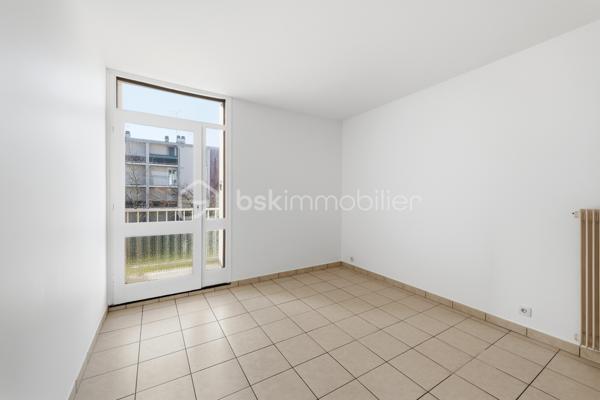 Découvrez cet appartement spacieux et fonctionnel, offrant un cadre de vie idéal alliant confort et proximité des commodités.

L'entrée dessert un séjour baigné de lumière de 17 m² avec un agréable balcon exposé SUD une première pièce offrant de multiples possibilités (chambre, bureau, salle de jeux, etc), ainsi qu'une grande cuisine fermée.
Le couloir mène à l'espace nuit composé de deux autres chambres de 10 m² et 12 m², chacune équipée de placard intégré et d'un balcon, une salle de bain avec baignoire et des toilettes séparées.

Situé dans un quartier calme, l'appartement bénéficie d'une localisation idéale pour les familles :
À 5 min à pied de l'école primaire Meyrie et Centre Culturel et Sportif L'Arcanson
À 15 min à pied du collège Jean Mermoz