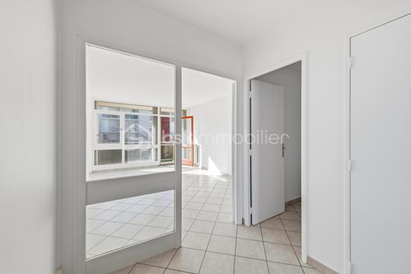 Découvrez cet appartement spacieux et fonctionnel, offrant un cadre de vie idéal alliant confort et proximité des commodités.

L'entrée dessert un séjour baigné de lumière de 17 m² avec un agréable balcon exposé SUD une première pièce offrant de multiples possibilités (chambre, bureau, salle de jeux, etc), ainsi qu'une grande cuisine fermée.
Le couloir mène à l'espace nuit composé de deux autres chambres de 10 m² et 12 m², chacune équipée de placard intégré et d'un balcon, une salle de bain avec baignoire et des toilettes séparées.

Situé dans un quartier calme, l'appartement bénéficie d'une localisation idéale pour les familles :
À 5 min à pied de l'école primaire Meyrie et Centre Culturel et Sportif L'Arcanson
À 15 min à pied du collège Jean Mermoz