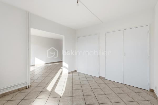 Découvrez cet appartement spacieux et fonctionnel, offrant un cadre de vie idéal alliant confort et proximité des commodités.

L'entrée dessert un séjour baigné de lumière de 17 m² avec un agréable balcon exposé SUD une première pièce offrant de multiples possibilités (chambre, bureau, salle de jeux, etc), ainsi qu'une grande cuisine fermée.
Le couloir mène à l'espace nuit composé de deux autres chambres de 10 m² et 12 m², chacune équipée de placard intégré et d'un balcon, une salle de bain avec baignoire et des toilettes séparées.

Situé dans un quartier calme, l'appartement bénéficie d'une localisation idéale pour les familles :
À 5 min à pied de l'école primaire Meyrie et Centre Culturel et Sportif L'Arcanson
À 15 min à pied du collège Jean Mermoz