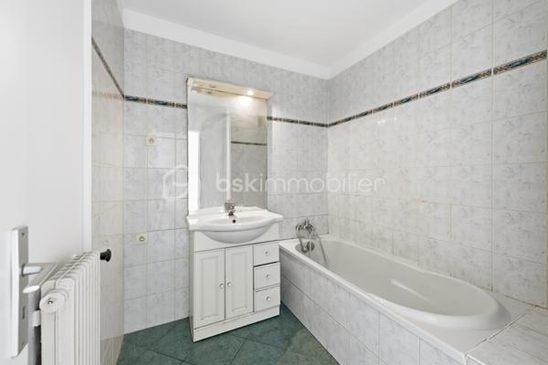 Découvrez cet appartement spacieux et fonctionnel, offrant un cadre de vie idéal alliant confort et proximité des commodités.

L'entrée dessert un séjour baigné de lumière de 17 m² avec un agréable balcon exposé SUD une première pièce offrant de multiples possibilités (chambre, bureau, salle de jeux, etc), ainsi qu'une grande cuisine fermée.
Le couloir mène à l'espace nuit composé de deux autres chambres de 10 m² et 12 m², chacune équipée de placard intégré et d'un balcon, une salle de bain avec baignoire et des toilettes séparées.

Situé dans un quartier calme, l'appartement bénéficie d'une localisation idéale pour les familles :
À 5 min à pied de l'école primaire Meyrie et Centre Culturel et Sportif L'Arcanson
À 15 min à pied du collège Jean Mermoz