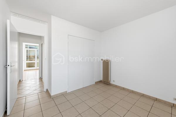 Découvrez cet appartement spacieux et fonctionnel, offrant un cadre de vie idéal alliant confort et proximité des commodités.

L'entrée dessert un séjour baigné de lumière de 17 m² avec un agréable balcon exposé SUD une première pièce offrant de multiples possibilités (chambre, bureau, salle de jeux, etc), ainsi qu'une grande cuisine fermée.
Le couloir mène à l'espace nuit composé de deux autres chambres de 10 m² et 12 m², chacune équipée de placard intégré et d'un balcon, une salle de bain avec baignoire et des toilettes séparées.

Situé dans un quartier calme, l'appartement bénéficie d'une localisation idéale pour les familles :
À 5 min à pied de l'école primaire Meyrie et Centre Culturel et Sportif L'Arcanson
À 15 min à pied du collège Jean Mermoz