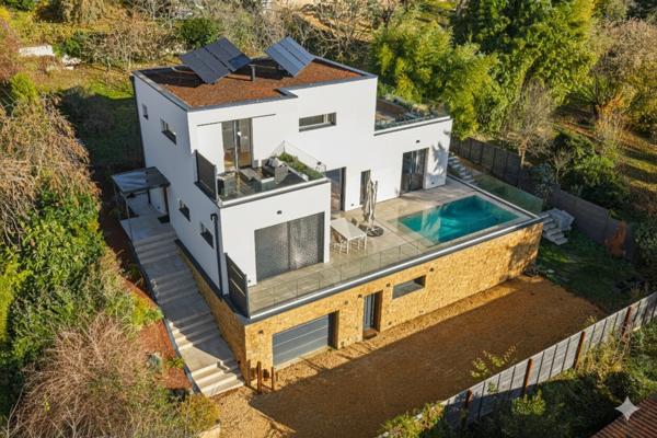 Saint-Cyr-au-Mont-d'Or (69450) à vendre SAINT CYR AU MONT D'OR, villa bioclimatique de 2021 - 180 m2 P7 -garage 130 m2-piscine chauffée