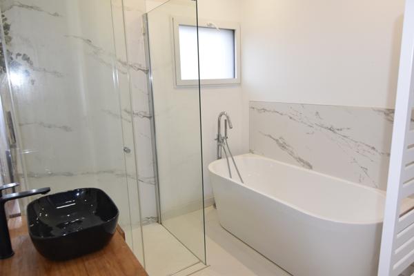 Saint-Cyr-au-Mont-d'Or (69450) à vendre SAINT CYR AU MONT D'OR, villa bioclimatique de 2021 - 180 m2 P7 -garage 130 m2-piscine chauffée