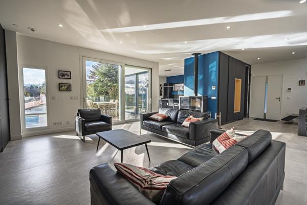 Saint-Cyr-au-Mont-d'Or (69450) à vendre SAINT CYR AU MONT D'OR, villa bioclimatique de 2021 - 180 m2 P7 -garage 130 m2-piscine chauffée