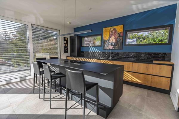 Saint-Cyr-au-Mont-d'Or (69450) à vendre SAINT CYR AU MONT D'OR, villa bioclimatique de 2021 - 180 m2 P7 -garage 130 m2-piscine chauffée