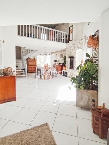 Maison
         8 pièces
        - 173 m² Bien prestige 735 000 € *