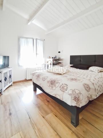 Maison
         8 pièces
        - 173 m² Bien prestige 735 000 € *