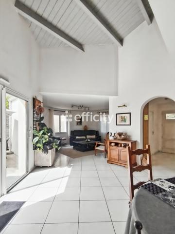Maison
         8 pièces
        - 173 m² Bien prestige 735 000 € *