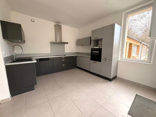 Maison de ville avec jardin et garage privatif.