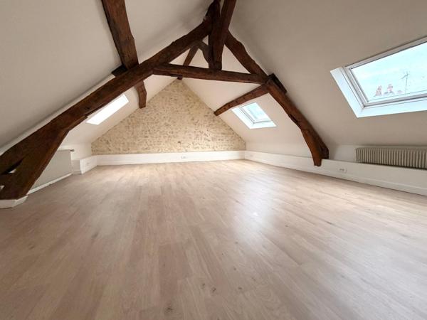 Maison de ville avec jardin et garage privatif.