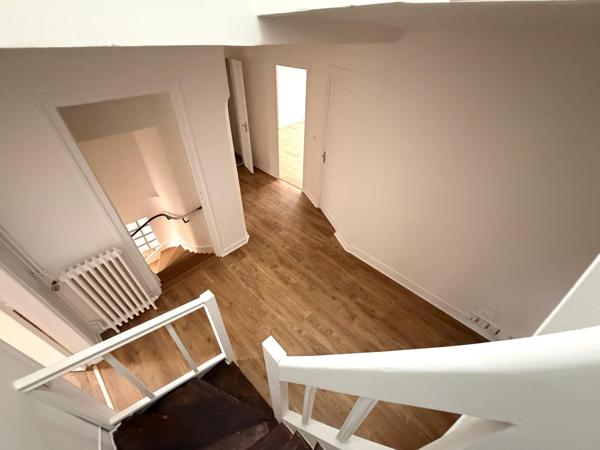 Maison de ville avec jardin et garage privatif.