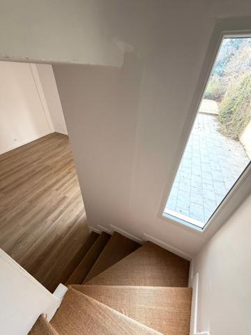 Maison de ville avec jardin et garage privatif.