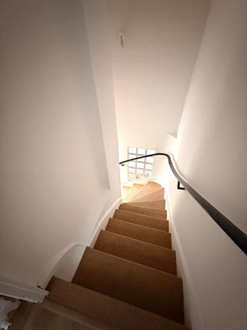 Maison de ville avec jardin et garage privatif.