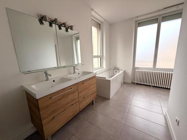 Maison de ville avec jardin et garage privatif.