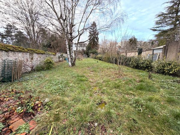 Maison de ville avec jardin et garage privatif.