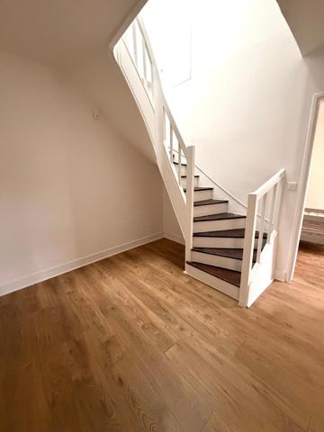 Maison de ville avec jardin et garage privatif.