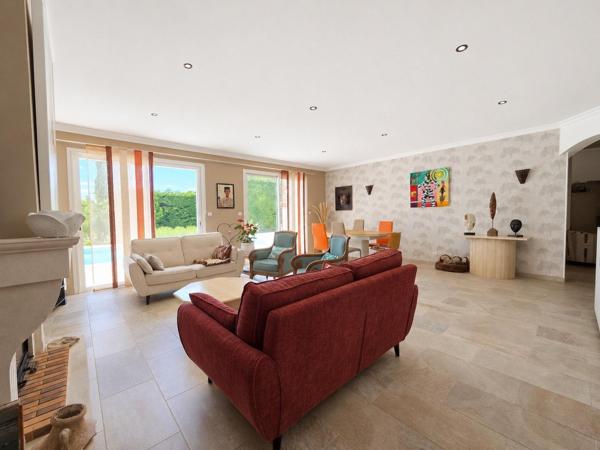 Elégante villa dans un domaine recherché