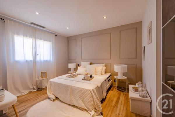 Maison à vendre  6 pièces - 285 m 2   FREJUS  - 83