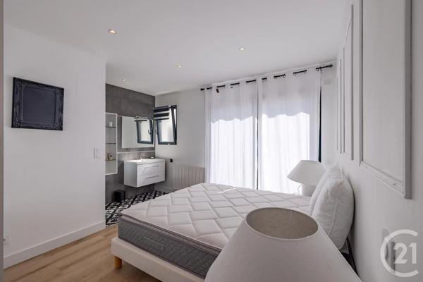 Maison à vendre  6 pièces - 285 m 2   FREJUS  - 83