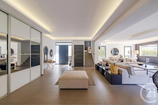 Maison à vendre  6 pièces - 285 m 2   FREJUS  - 83
