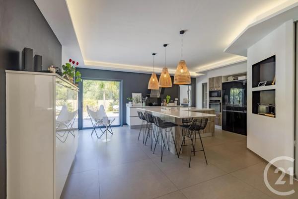 Maison à vendre  6 pièces - 285 m 2   FREJUS  - 83