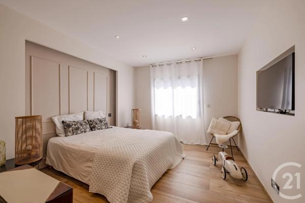 Maison à vendre  6 pièces - 285 m 2   FREJUS  - 83