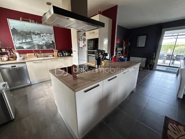 A 10 mn d'Agen, sur une parcelle de 1324 M2 entièrement clôturée sans vis à vis, venez découvrir cette jolie maison de plain pied !
Le portail automatique vous ouvre ses portes sur un espace arboré et bien entretenu avec piscine (2016) de 7X3,50m et ses belles terrasses.
Vous disposez tout d'abord d'une véranda qui vous donne accès à la pièce de vie avec espace salle à manger/salon avec insert ouvert sur une cuisine ouverte équipée.
A l'arrière, buanderie et bureau.
Côté nuit, vous disposez de 3 chambres aux beaux volumes.
Une salle d'eau avec douche à l'italienne.
Wc indépendants.
Le chauffage est assuré par des radiants et l'insert.
Isolation faite dans les combles et double vitrage.
Taxe foncière : 1350 euros.
A visiter rapidement !