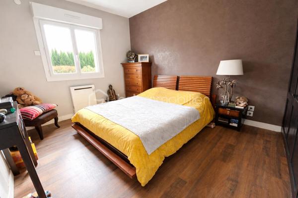 A 10 mn d'Agen, sur une parcelle de 1324 M2 entièrement clôturée sans vis à vis, venez découvrir cette jolie maison de plain pied !
Le portail automatique vous ouvre ses portes sur un espace arboré et bien entretenu avec piscine (2016) de 7X3,50m et ses belles terrasses.
Vous disposez tout d'abord d'une véranda qui vous donne accès à la pièce de vie avec espace salle à manger/salon avec insert ouvert sur une cuisine ouverte équipée.
A l'arrière, buanderie et bureau.
Côté nuit, vous disposez de 3 chambres aux beaux volumes.
Une salle d'eau avec douche à l'italienne.
Wc indépendants.
Le chauffage est assuré par des radiants et l'insert.
Isolation faite dans les combles et double vitrage.
Taxe foncière : 1350 euros.
A visiter rapidement !