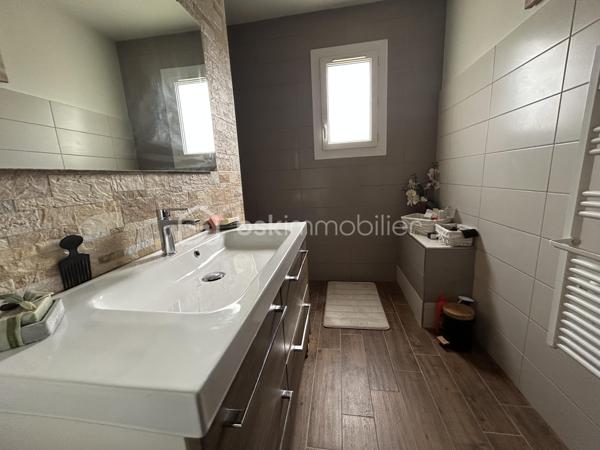 A 10 mn d'Agen, sur une parcelle de 1324 M2 entièrement clôturée sans vis à vis, venez découvrir cette jolie maison de plain pied !
Le portail automatique vous ouvre ses portes sur un espace arboré et bien entretenu avec piscine (2016) de 7X3,50m et ses belles terrasses.
Vous disposez tout d'abord d'une véranda qui vous donne accès à la pièce de vie avec espace salle à manger/salon avec insert ouvert sur une cuisine ouverte équipée.
A l'arrière, buanderie et bureau.
Côté nuit, vous disposez de 3 chambres aux beaux volumes.
Une salle d'eau avec douche à l'italienne.
Wc indépendants.
Le chauffage est assuré par des radiants et l'insert.
Isolation faite dans les combles et double vitrage.
Taxe foncière : 1350 euros.
A visiter rapidement !