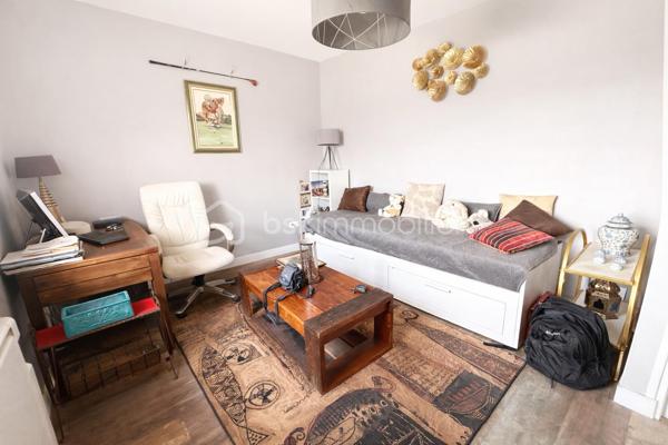 A 10 mn d'Agen, sur une parcelle de 1324 M2 entièrement clôturée sans vis à vis, venez découvrir cette jolie maison de plain pied !
Le portail automatique vous ouvre ses portes sur un espace arboré et bien entretenu avec piscine (2016) de 7X3,50m et ses belles terrasses.
Vous disposez tout d'abord d'une véranda qui vous donne accès à la pièce de vie avec espace salle à manger/salon avec insert ouvert sur une cuisine ouverte équipée.
A l'arrière, buanderie et bureau.
Côté nuit, vous disposez de 3 chambres aux beaux volumes.
Une salle d'eau avec douche à l'italienne.
Wc indépendants.
Le chauffage est assuré par des radiants et l'insert.
Isolation faite dans les combles et double vitrage.
Taxe foncière : 1350 euros.
A visiter rapidement !