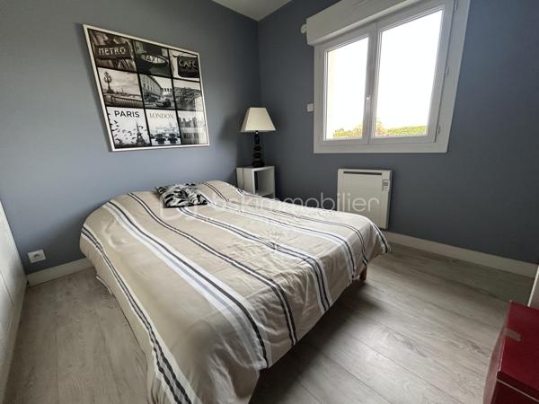 A 10 mn d'Agen, sur une parcelle de 1324 M2 entièrement clôturée sans vis à vis, venez découvrir cette jolie maison de plain pied !
Le portail automatique vous ouvre ses portes sur un espace arboré et bien entretenu avec piscine (2016) de 7X3,50m et ses belles terrasses.
Vous disposez tout d'abord d'une véranda qui vous donne accès à la pièce de vie avec espace salle à manger/salon avec insert ouvert sur une cuisine ouverte équipée.
A l'arrière, buanderie et bureau.
Côté nuit, vous disposez de 3 chambres aux beaux volumes.
Une salle d'eau avec douche à l'italienne.
Wc indépendants.
Le chauffage est assuré par des radiants et l'insert.
Isolation faite dans les combles et double vitrage.
Taxe foncière : 1350 euros.
A visiter rapidement !