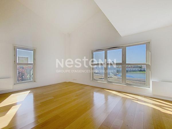 A VENDRE ! Duplex dernier étage Voisins Le Bretonneux 5 pièces 118.40 m², 4 places de parking et 1 cave.