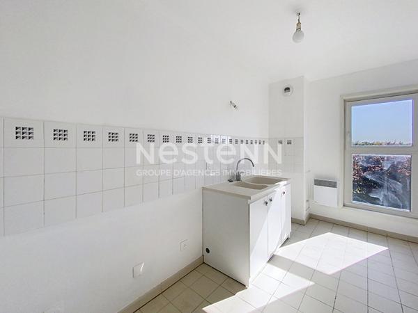 A VENDRE ! Duplex dernier étage Voisins Le Bretonneux 5 pièces 118.40 m², 4 places de parking et 1 cave.