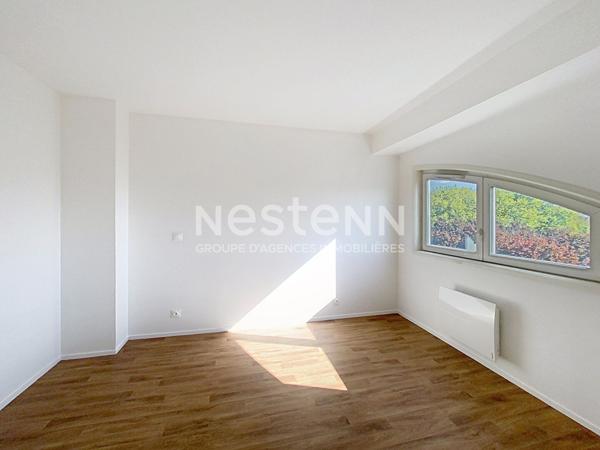 A VENDRE ! Duplex dernier étage Voisins Le Bretonneux 5 pièces 118.40 m², 4 places de parking et 1 cave.
