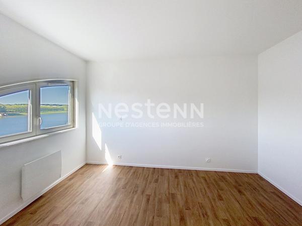 A VENDRE ! Duplex dernier étage Voisins Le Bretonneux 5 pièces 118.40 m², 4 places de parking et 1 cave.