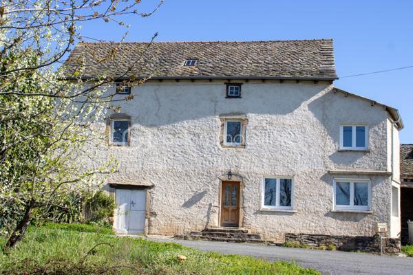 Dans un hameau au calme, à 3 km de Quins, maison en pierre d’environ 100 m² habitables sur un terrain d’environ 483 m².

Le rez-de-chaussée s'organise autour d'une pièce de vie de 35 m², lumineuse, avec murs en pierre et poutres apparentes, chauffée par un poêle à granulés récent. 
La cuisine semi-ouverte, moderne, la prolonge, et la salle d'eau a été rénovée.

À l'étage, quatre chambres de 10 à 13 m², de quoi loger toute la famille ou dégager un bureau et une chambre d'amis selon les besoins.

À l'extérieur : une terrasse couverte de 17 m², un Carport, une cave, et un atelier de 40 m².