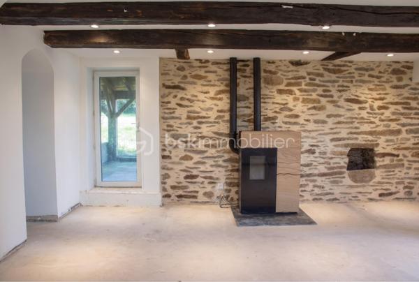 Dans un hameau au calme, à 3 km de Quins, maison en pierre d’environ 100 m² habitables sur un terrain d’environ 483 m².

Le rez-de-chaussée s'organise autour d'une pièce de vie de 35 m², lumineuse, avec murs en pierre et poutres apparentes, chauffée par un poêle à granulés récent. 
La cuisine semi-ouverte, moderne, la prolonge, et la salle d'eau a été rénovée.

À l'étage, quatre chambres de 10 à 13 m², de quoi loger toute la famille ou dégager un bureau et une chambre d'amis selon les besoins.

À l'extérieur : une terrasse couverte de 17 m², un Carport, une cave, et un atelier de 40 m².