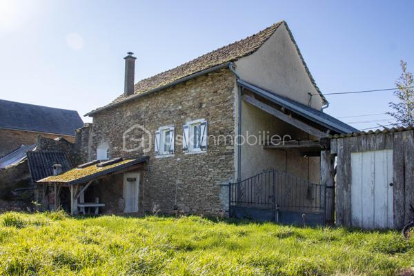 Dans un hameau au calme, à 3 km de Quins, maison en pierre d’environ 100 m² habitables sur un terrain d’environ 483 m².

Le rez-de-chaussée s'organise autour d'une pièce de vie de 35 m², lumineuse, avec murs en pierre et poutres apparentes, chauffée par un poêle à granulés récent. 
La cuisine semi-ouverte, moderne, la prolonge, et la salle d'eau a été rénovée.

À l'étage, quatre chambres de 10 à 13 m², de quoi loger toute la famille ou dégager un bureau et une chambre d'amis selon les besoins.

À l'extérieur : une terrasse couverte de 17 m², un Carport, une cave, et un atelier de 40 m².