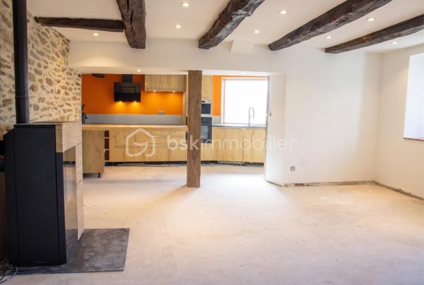 Dans un hameau au calme, à 3 km de Quins, maison en pierre d’environ 100 m² habitables sur un terrain d’environ 483 m².

Le rez-de-chaussée s'organise autour d'une pièce de vie de 35 m², lumineuse, avec murs en pierre et poutres apparentes, chauffée par un poêle à granulés récent. 
La cuisine semi-ouverte, moderne, la prolonge, et la salle d'eau a été rénovée.

À l'étage, quatre chambres de 10 à 13 m², de quoi loger toute la famille ou dégager un bureau et une chambre d'amis selon les besoins.

À l'extérieur : une terrasse couverte de 17 m², un Carport, une cave, et un atelier de 40 m².