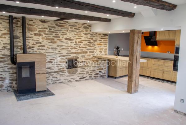 Dans un hameau au calme, à 3 km de Quins, maison en pierre d’environ 100 m² habitables sur un terrain d’environ 483 m².

Le rez-de-chaussée s'organise autour d'une pièce de vie de 35 m², lumineuse, avec murs en pierre et poutres apparentes, chauffée par un poêle à granulés récent. 
La cuisine semi-ouverte, moderne, la prolonge, et la salle d'eau a été rénovée.

À l'étage, quatre chambres de 10 à 13 m², de quoi loger toute la famille ou dégager un bureau et une chambre d'amis selon les besoins.

À l'extérieur : une terrasse couverte de 17 m², un Carport, une cave, et un atelier de 40 m².